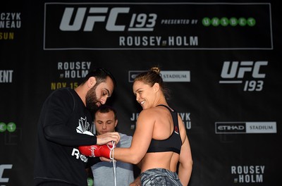 Ronda Rousey; treino aberto; UFC 193; Austrália; Edmond Tarverdyan (Foto: Getty Images) Ronda Rousey; treino aberto; UFC 193; Austrália; Edmond Tarverdyan (Foto: Getty Images)