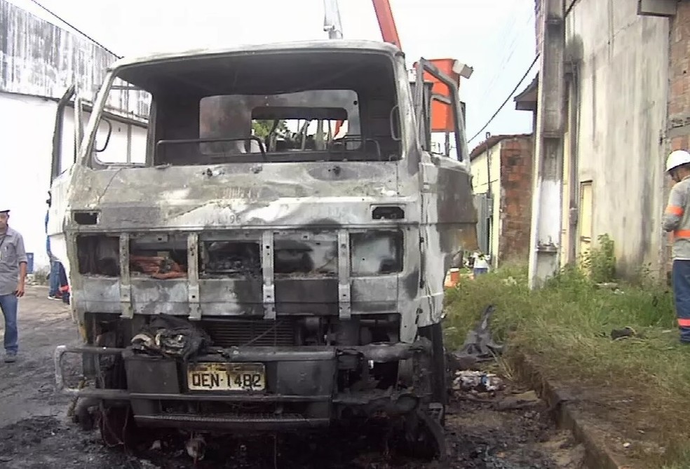 Carros da Enel foi queimados durante série de ataques criminosos no Ceará — Foto: Reprodução/Sistema Verdes Mares