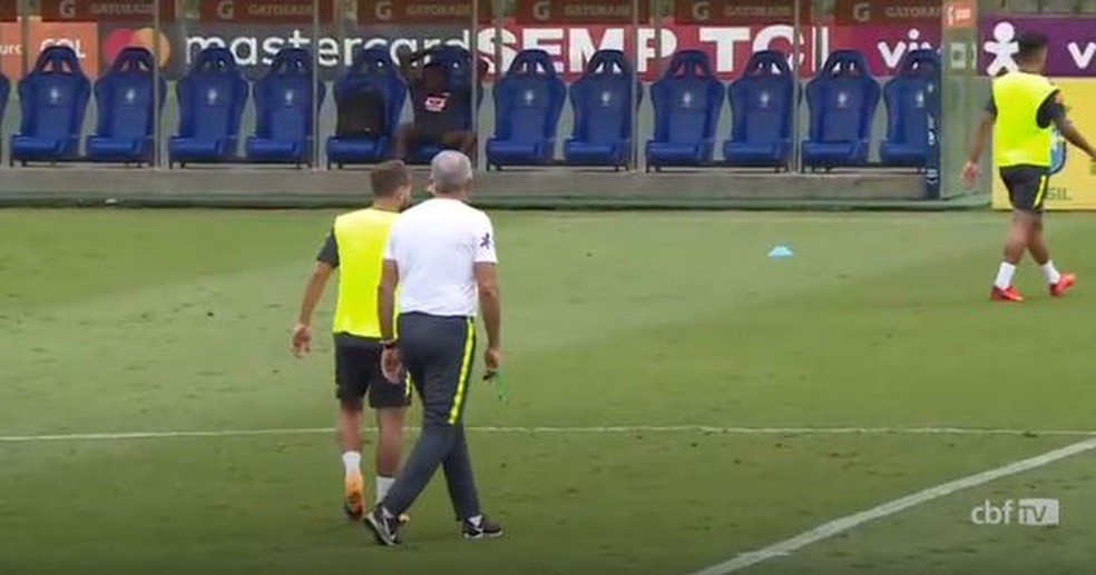 Tite e Everton Ribeiro conversam durante o treinamento desta quinta-feira — Foto: Reprodução CBF TV