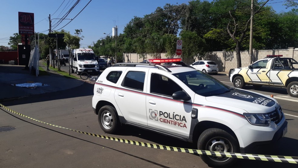 Ciclista morre atingido por ônibus em Piracicaba — Foto: Edijan Del Santo/EPTV
