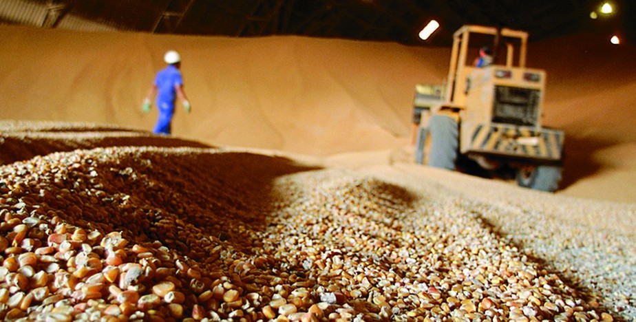 Trator carrega milho no terminal de cargas do porto de Paranaguá (PR)