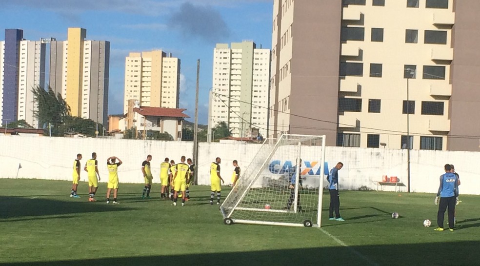 Ranielle Ribeiro comandou as atividades no treino desta terça-feira no ABC (Foto: Leonardo Erys/GloboEsporte.com)