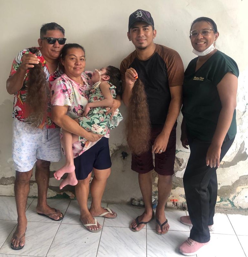 A família, o cabeleireiro e a assistente social envolvidos na doação em Sobral, no Ceará. — Foto: Reprodução