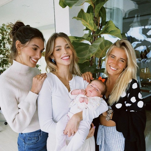 Carol Dias posa com as madrinhas do bebê (Foto: Reprodução/Instagram)
