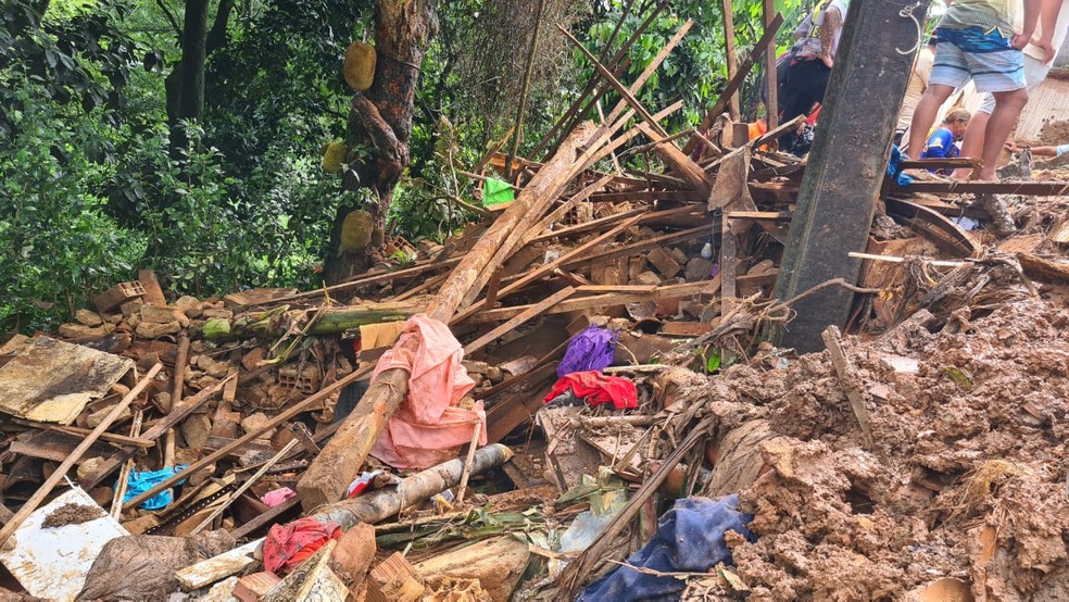 Entre as vítimas da chuva estão uma mulher e duas crianças que faleceram após um deslizamento atingir duas casas na cidade de Aratuba. — Foto: Divulgação