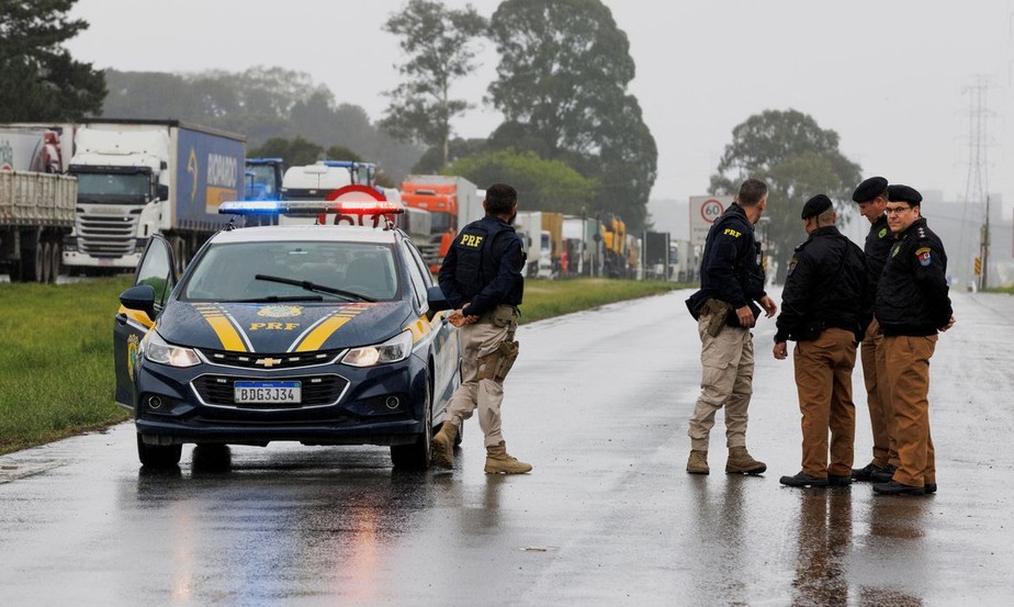 Agentes da Polícia Rodoviária Federal em ponto de bloqueio de rodovia