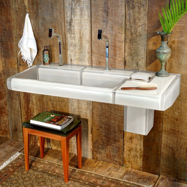 Cubas: banheiro com parede e piso de madeira com cuba de semi-encaixe branca.
