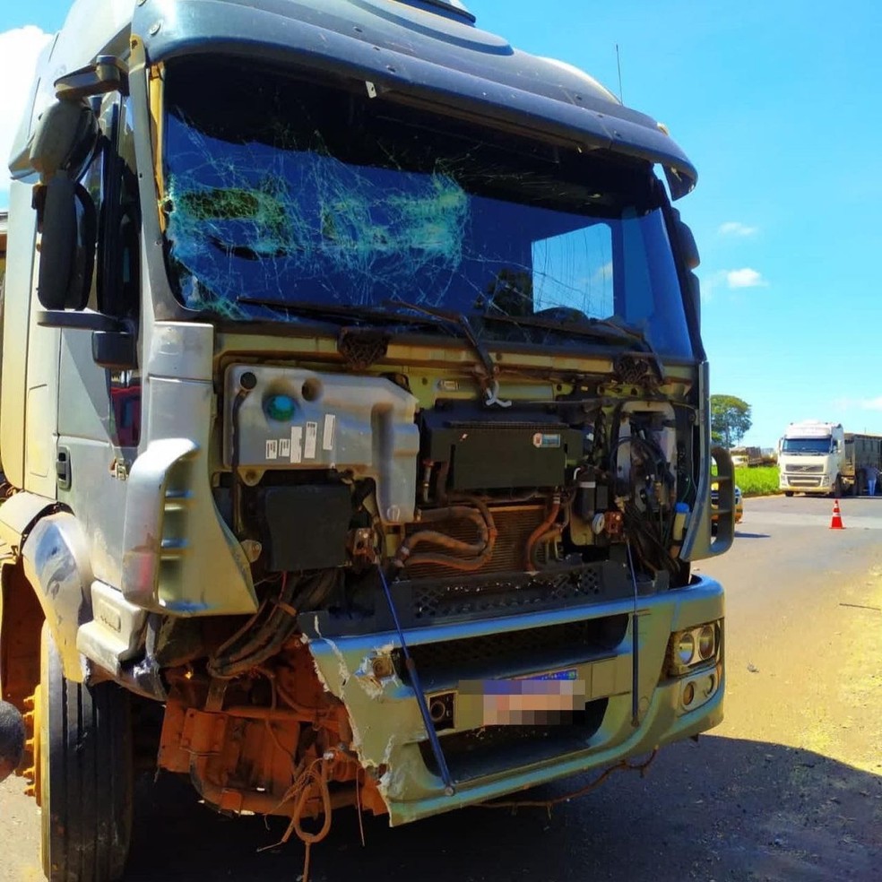Caminhão de condutor também teve estragos no acidente em Uberlândia — Foto: Corpo de Bombeiros/Divulgação