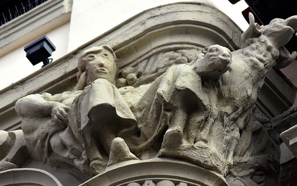 Imagem atual mostra como ficou escultura após restauração, em edifício na cidade de Palencia, na Espanha — Foto: AP Photo/Alberto Calleja