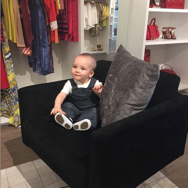 Alexandre sentado na poltrona como gente grande (Foto: Reprodução - Instagram)