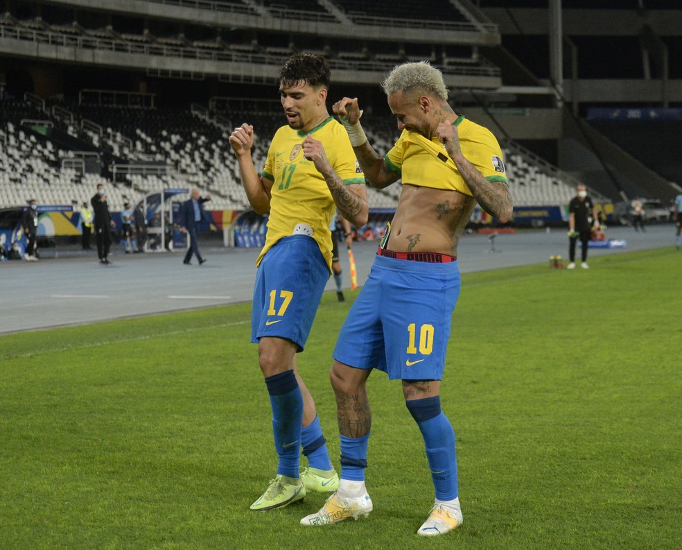 Paquet&aacute; e Neymar comemoram gol diante do Peru &mdash; Foto: Andr&eacute; Dur&atilde;o