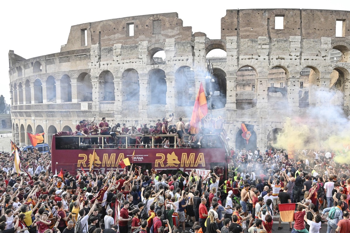 jugadores y cuerpo técnico de la Roma salen a las calles de la ciudad para celebrar el título de liga del congreso |  fútbol internacional
