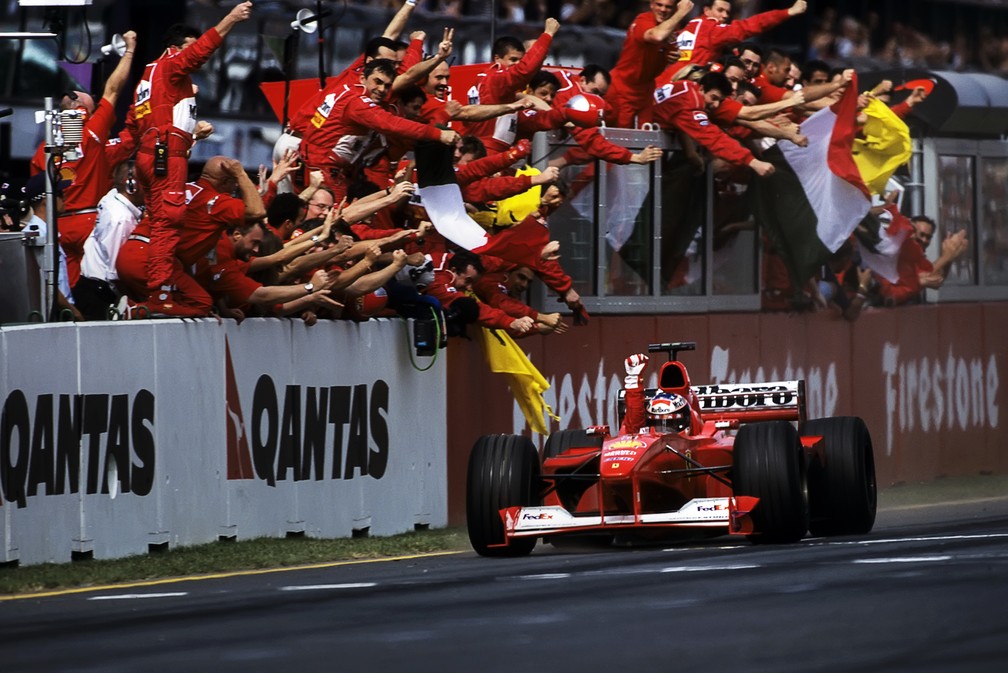 Schumacher cruza a linha de chegada para vencer GP da Austrália de 2000 — Foto: Getty Images