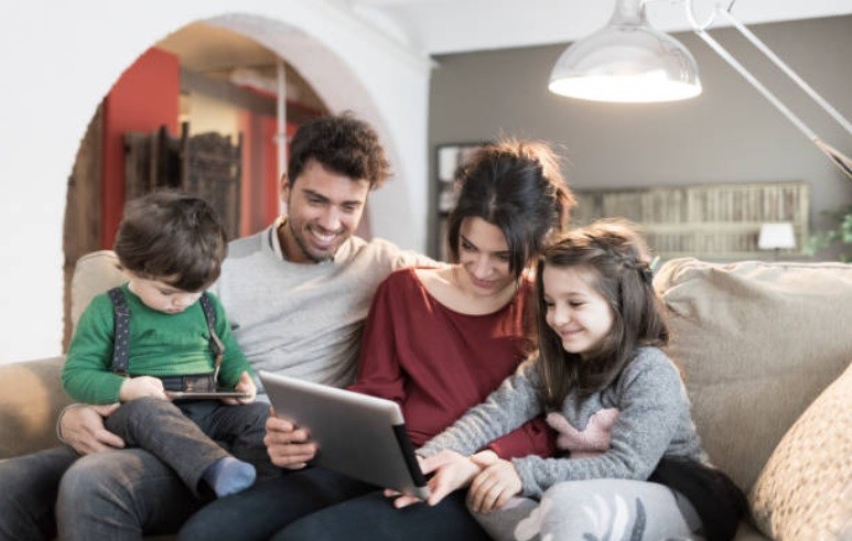 Família tendo uma conversa virtual através de um tablet (Foto: Getty Images)