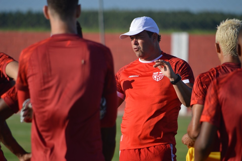 Técnico Roberto Fernandes também permanece no clube para a temporada 2021 — Foto: Maxwell Oliveira/ASCOM CRB