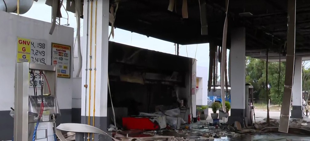Loja de conveniência ficou completamente destruída pelas chamas em posto de combustíveis na Zona Oeste do Rio — Foto: Reprodução/ TV Globo