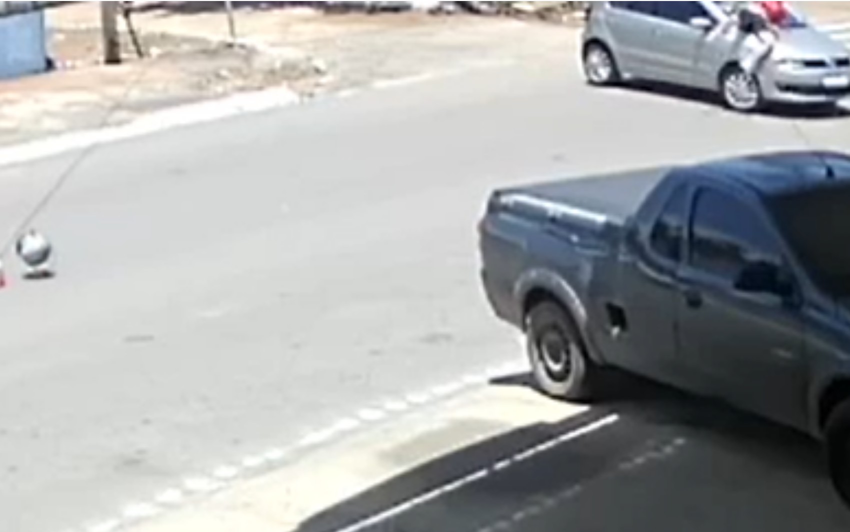 Motociclista gira no ar e para em pé após atingir carro em cruzamento de Novo Brasil; vídeo