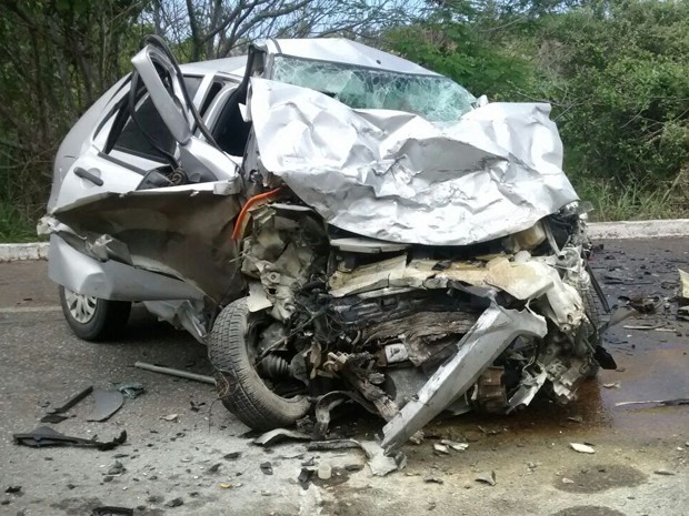 Veículo do homem que ficou ferido no acidente ficou destruído (Foto: Divulgação/Delegacia de Entre Rios)