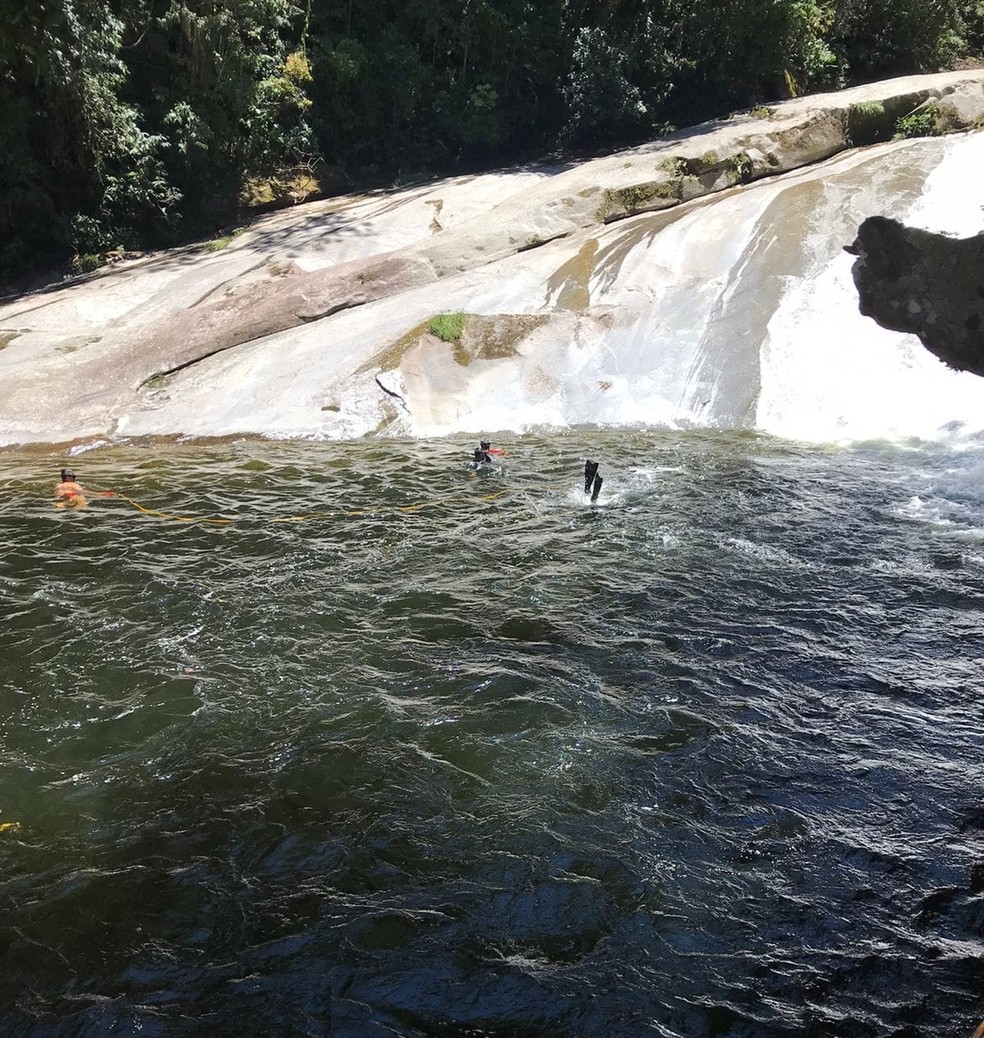 Turista de 34 anos morre afogado em cachoeira de São Sebastião, SP. — Foto: Divulgação/Corpo de Bombeiros