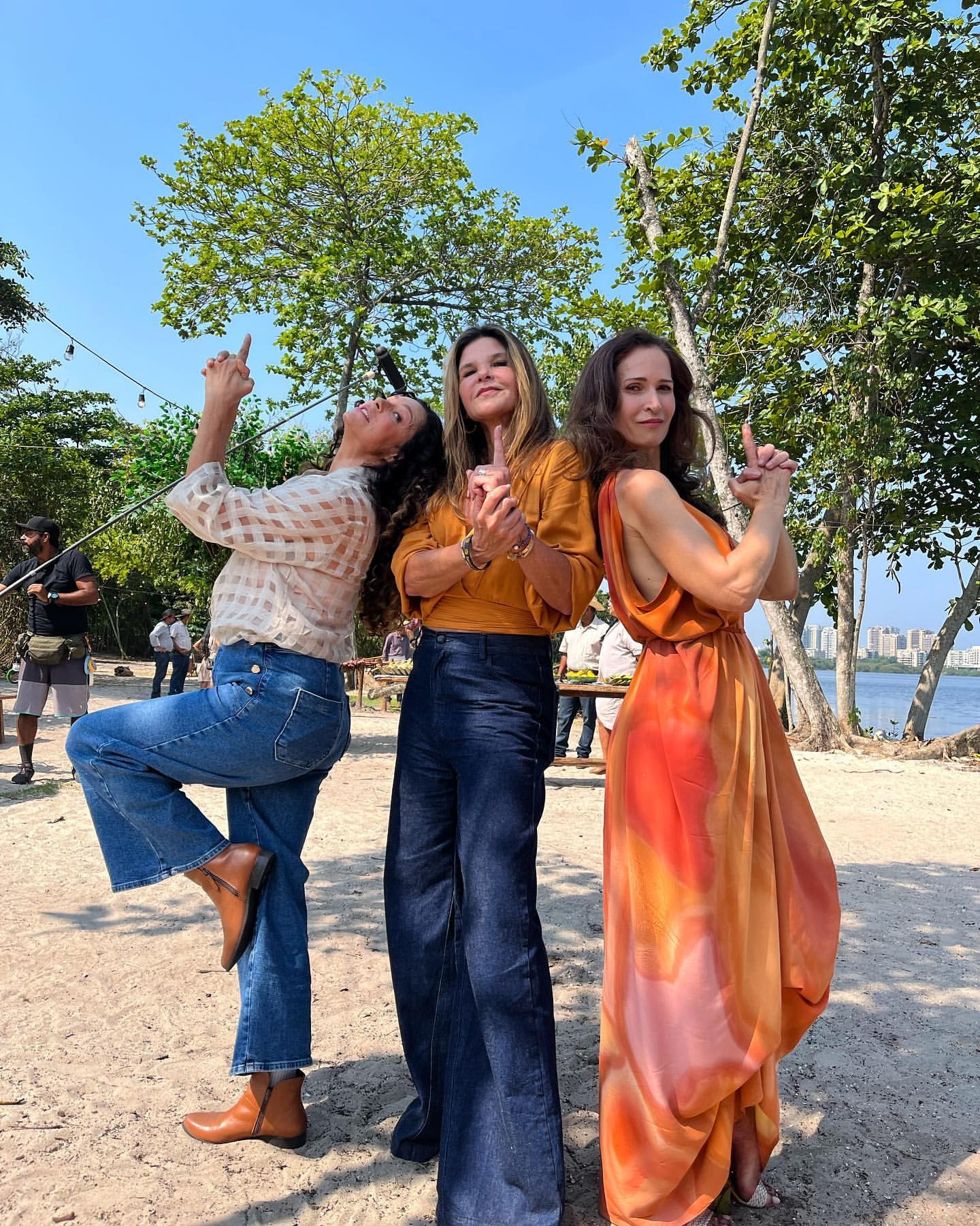 As Panteras Pantaneiras: Giovanna Gold, Cristiana Oliveira e Ingra Liberato em pose inspirada no filme As Panteras nos bastidores de Pantanal (Foto: Reprodução/Arquivo pessoal)