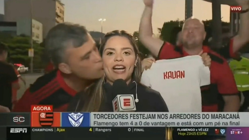 Torcedor do Flamengo beija repórter da ESPN Jéssica Dias — Foto: Reprodução