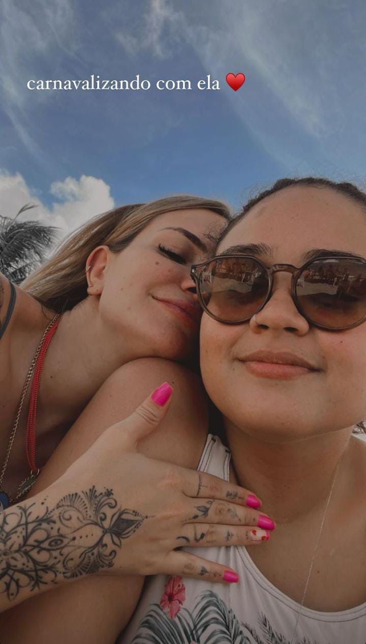 Luiza publica foto em clima de romance com Marcela na praia (Foto: Reprodução / Instagram)