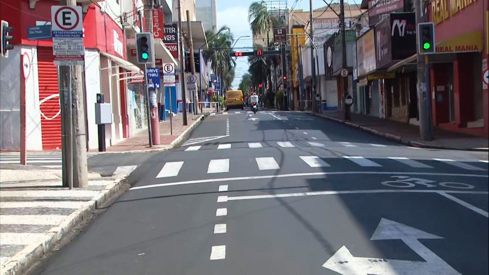 Rua do Centro de Araraquara na manhã desta segunda-feira (22) — Foto: Nilson Porcel/EPTV