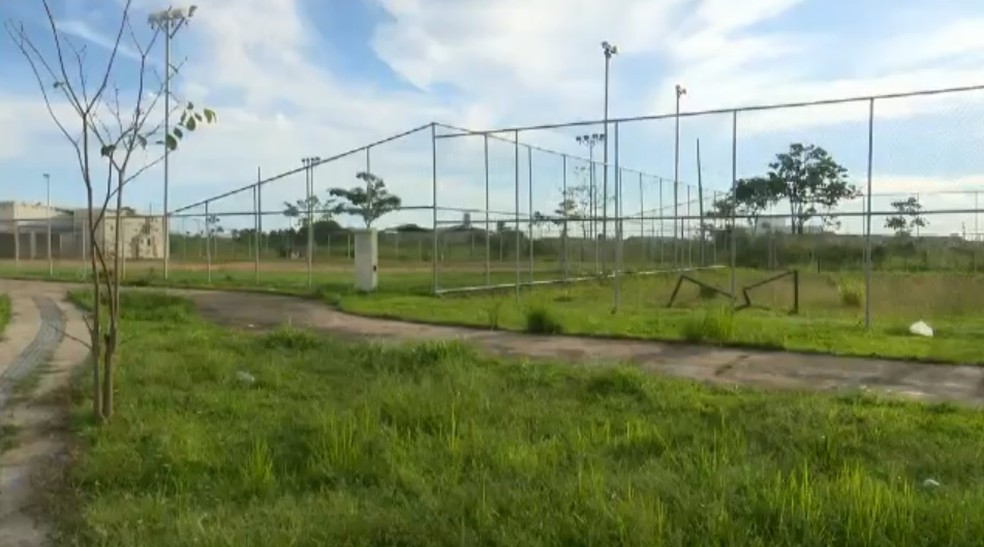 Quadras esportivas na Cidade do Povo estão tomadas pelo mato (Foto: Reprodução/Rede Amazônica Acre)