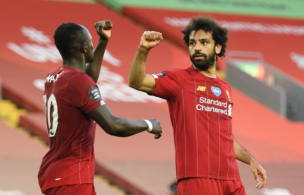 Salah comemora com Mané o segundo gol do Liverpool — Foto: Reuters