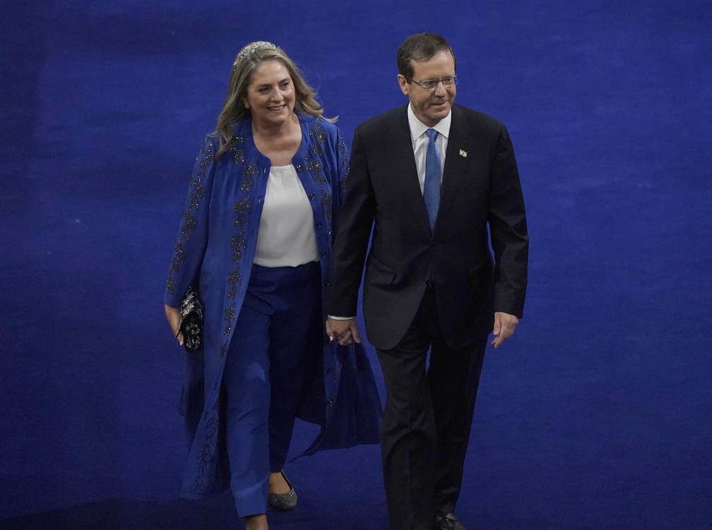 O presidente de Israel, Isaac Herzog, e sua esposa, Michal, durante a cerimônia de coroação do rei Charles III, na Abadia de Westminster, em Londres. — Foto: Andrew Matthews/POOL/AFP