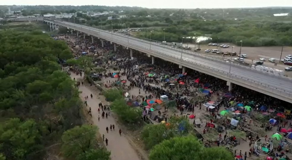 Imigrantes haitianos se aglomeram embaixo de ponte no estado do Texas, perto da fronteira dos Estados Unidos com o México, em mais uma crise migratória do governo Joe Biden — Foto: Reprodução/TV Globo