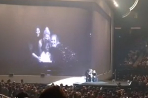 A cantora Adele e suas convidadas no palco do show em Nova York (Foto: Reprodução)