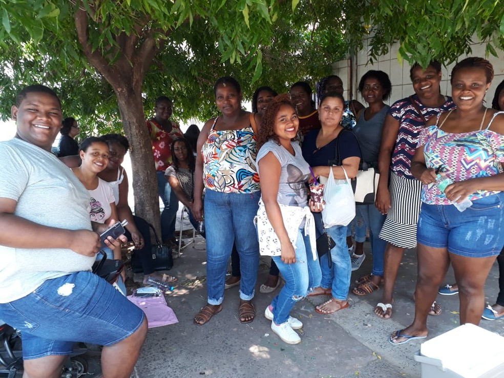 Grupo de mulheres da comunidade quilombola de Furnas do Dionísio antes de entrada no local de provas do ENEM neste domingo (3) — Foto: Izadir Francisco de Oliveira/Arquivo Pessoal