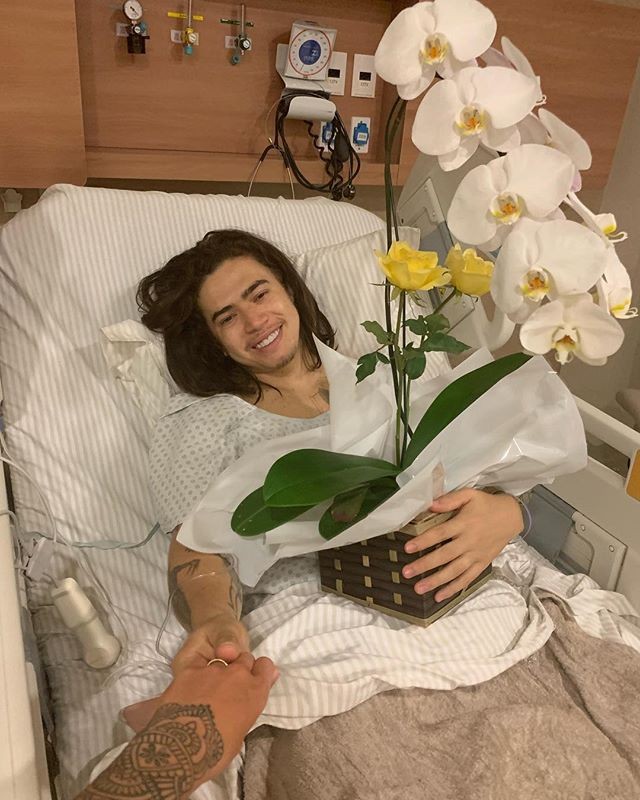 Luisa Sonza dá flores para Whindersson Nunes no hospital (Foto: Reprodução Instagram)