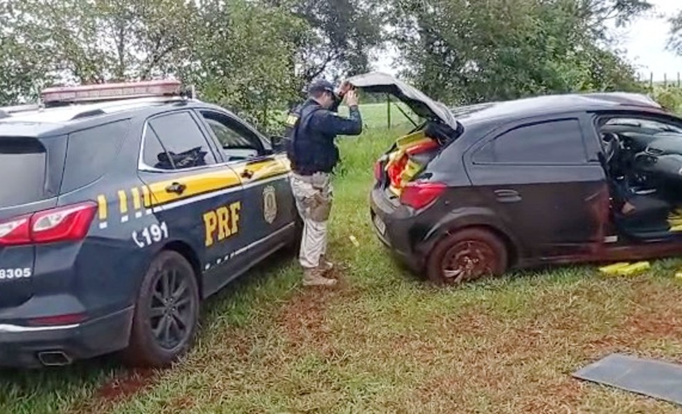 Carro capota com quase meia tonelada maconha em rodovia de Salto Grande — Foto: Polícia Rodoviária Federal/Divulgação