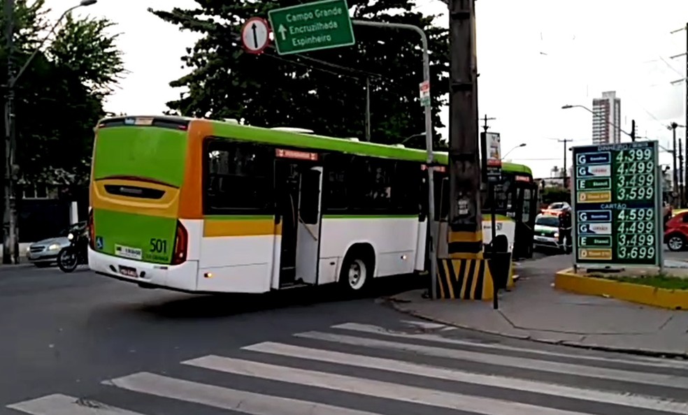 Acidente ocorreu no cruzamento das avenidas Beberibe e Professor José dos Anjos, na Zona Norte do Recife — Foto: Reprodução/WhatsApp