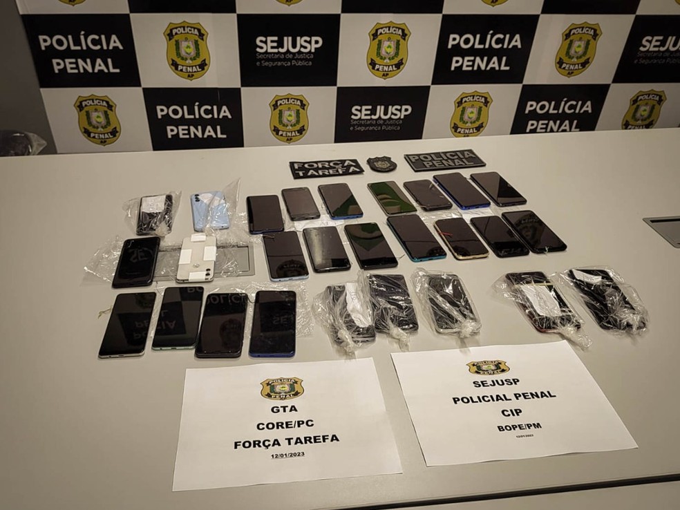 Operação apreende 27 celulares dentro do Iapen — Foto: Sejusp/Divulgação