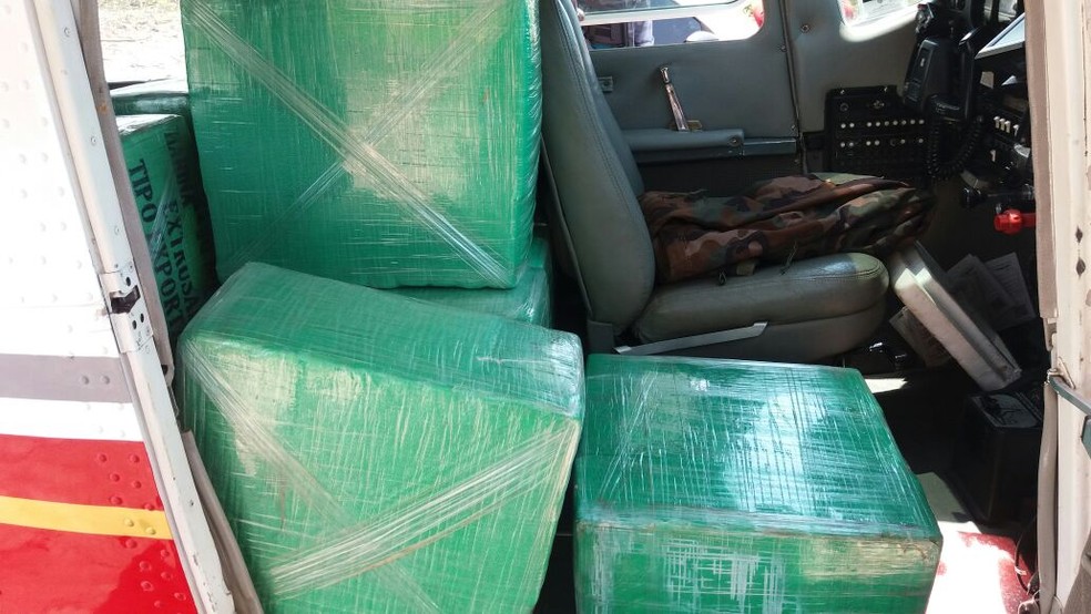 Foram encontrados 480 kg de cocana dentro do avio que pousou em pista clandestina em fazenda (Foto: Polcia Militar de MT)