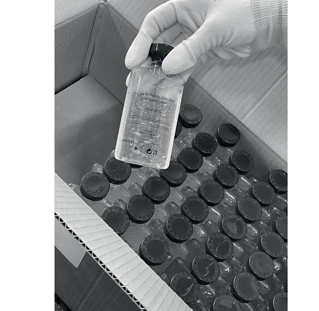 Os laboratórios da ICR, empresa com quem a Bulgari tem parceria na produção de perfumes, agora produzem álcool-gel para os hospitais italianos (Foto: Divulgação)