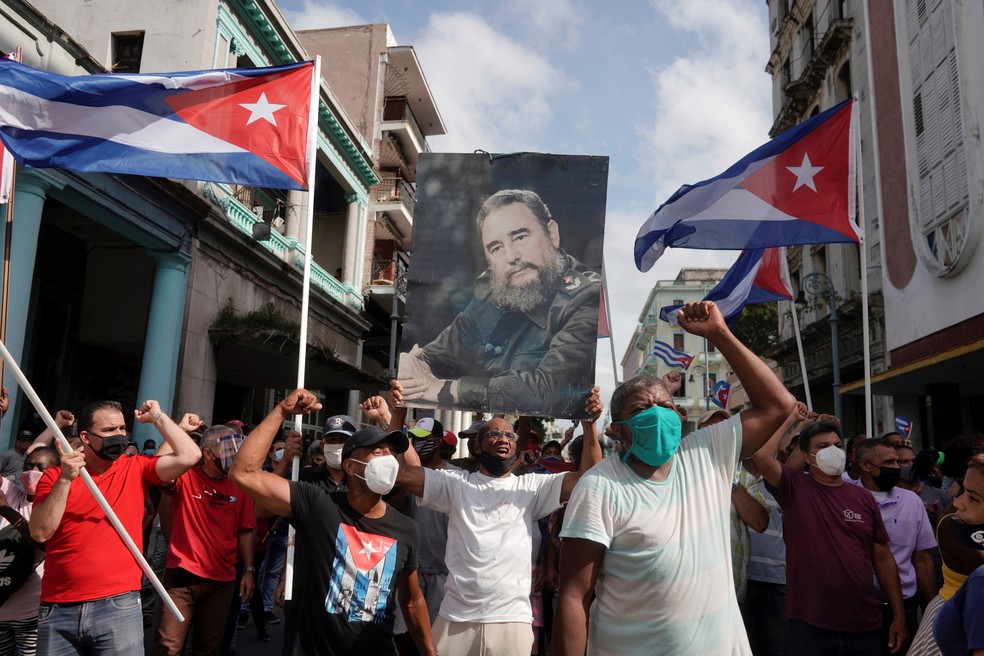 Apoiadores do governo cubano saem às ruas em Havana para fazer frente a marchas opositoras — Foto: Alexandre Meneghini/Reuters