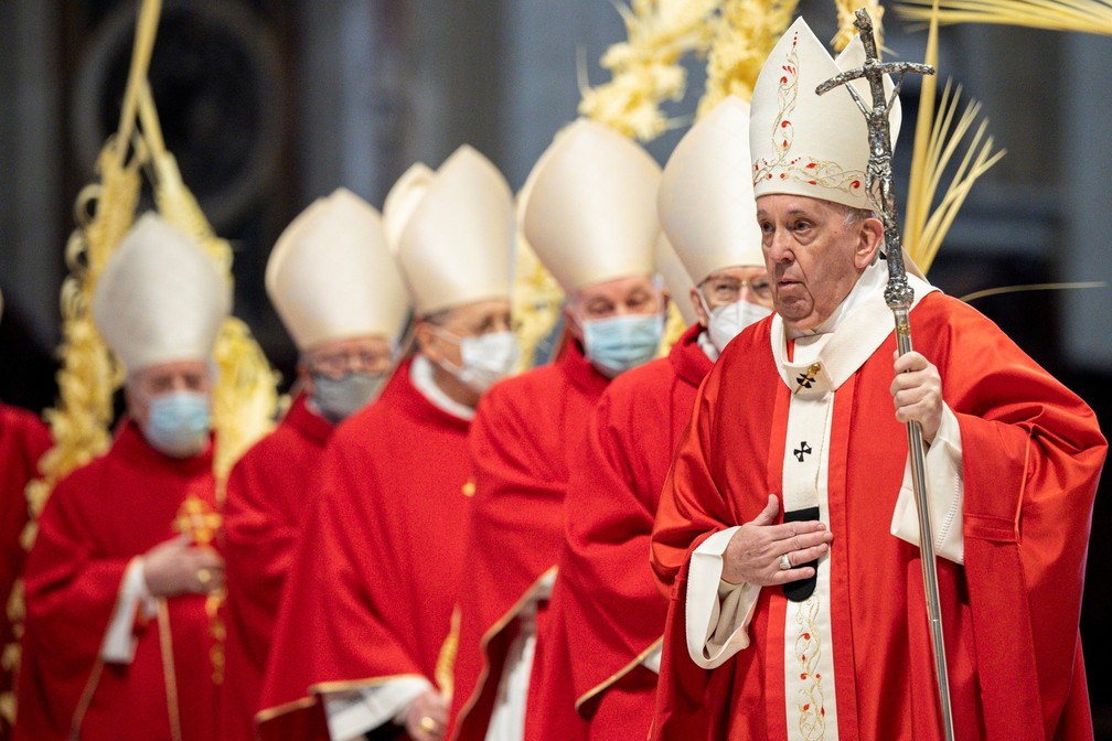Sacerdotes usam máscara durante celebração de Ramos na Basílica de São Pedro neste domingo (28) — Foto: Vatican Media/Handout via Reuters