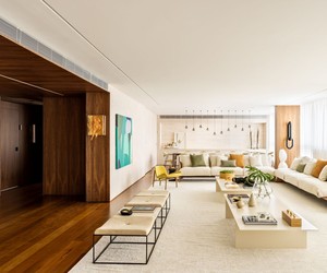 Madeira escura e paredes brancas contrastam na decoração de apartamento
