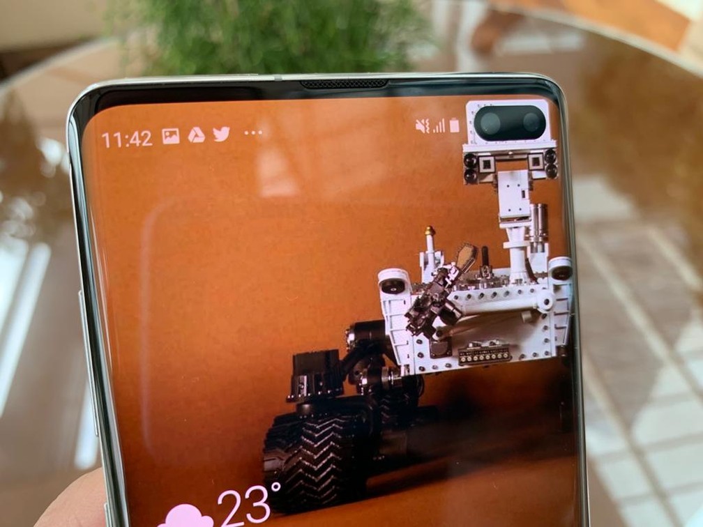 Câmera do Galaxy S10+ é um detalhe no canto da tela. — Foto: José Adorno/G1