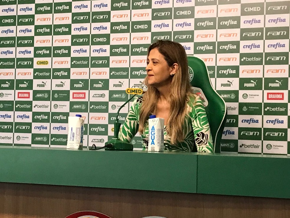 Leila Pereira, presidente do Palmeiras, em coletiva na Academia — Foto: Felipe Zito