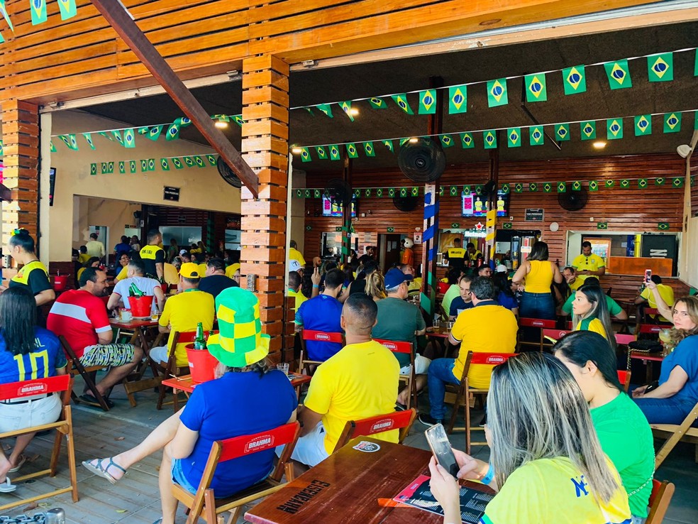 Torcida lota bares e restaurantes de Maceió para acompanhar a estreia do Brasil na Copa — Foto: Vivi Leão/g1