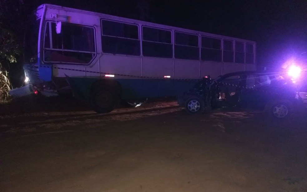 Acidente entre carro e ônibus deixa dois mortos em rodovia na Bahia — Foto: Divulgação/PRE