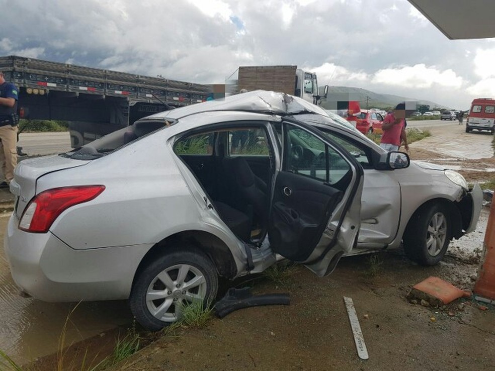Passageira estava ao lado do motorista e morreu no local do acidente, em Sairé (Foto: PRF/Divulgação)