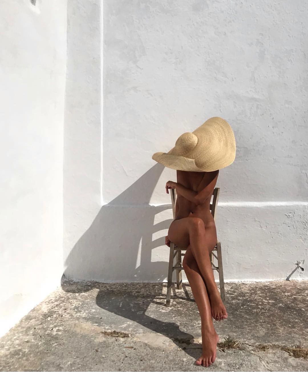 Posar com chapéu cobrindo a face é mania entre as famosas no verão europeu (Foto: Reprodução/ Instagram)