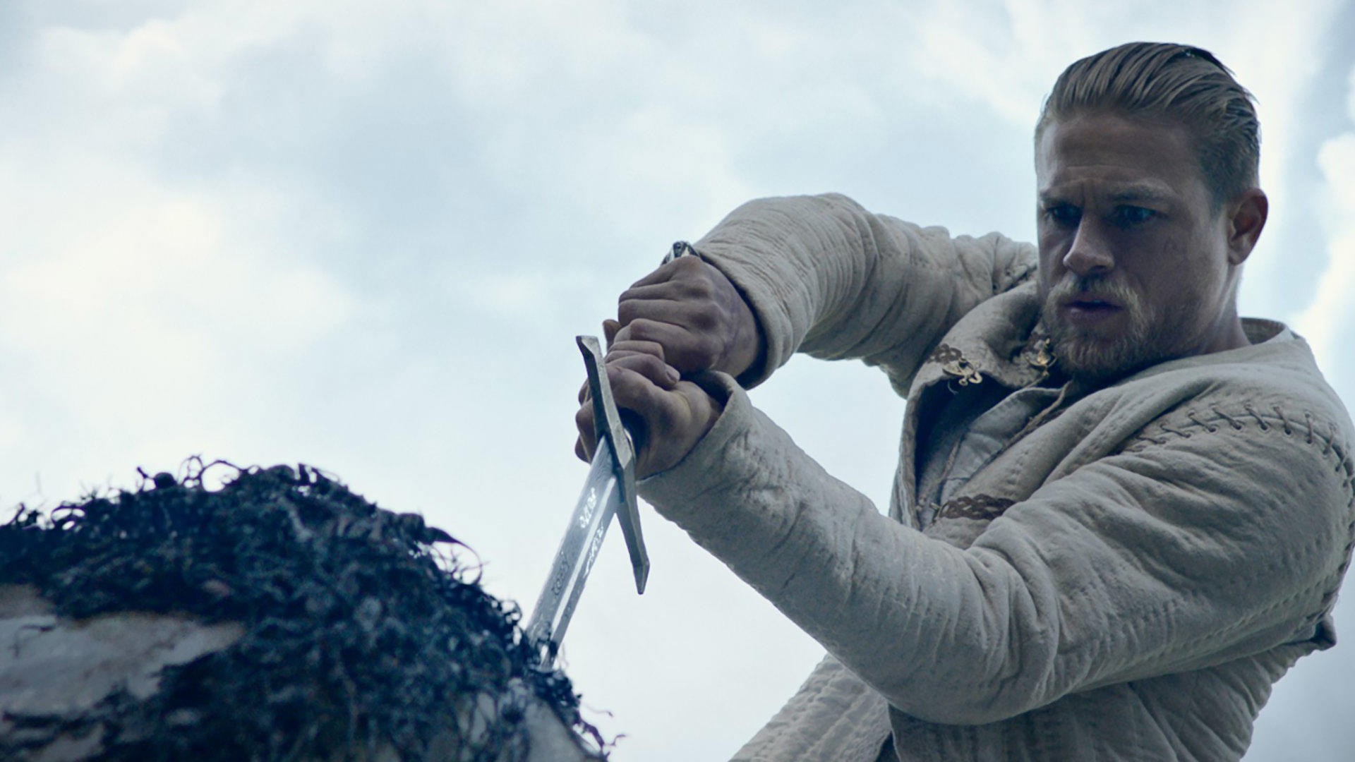 Rei Arthur: A Lenda da Espada estreia na Netflix em junho (Foto: Divulgação)