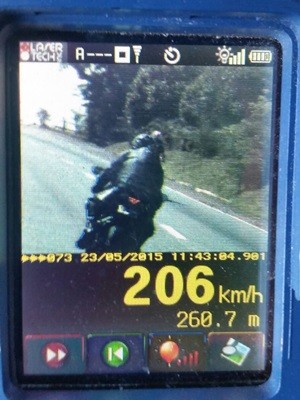 Motociclista foi flagrado a 206 km/h em trecho de máxima de 110 km/h, em Goiás (Foto: Divulgação/PRF)